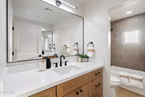 Bath - 709 E Royal Palm Rd, Phoenix, AZ 85020 photo 4 of 5