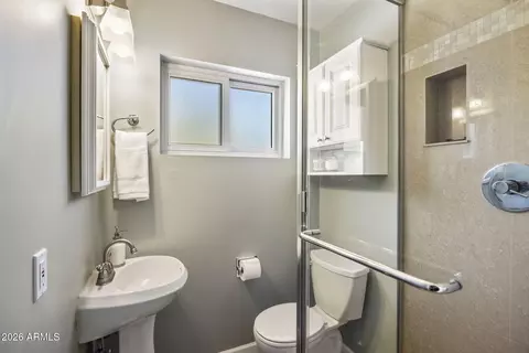 Bath - 4434 E Glenrosa Ave, Phoenix, AZ 85018 photo 1 of 2