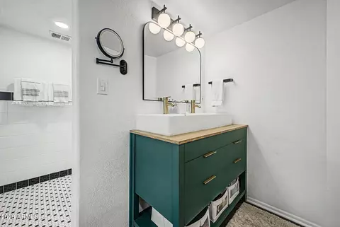 Bath - 385 W Pierson St #E6, Phoenix, AZ 85013 photo 2 of 3