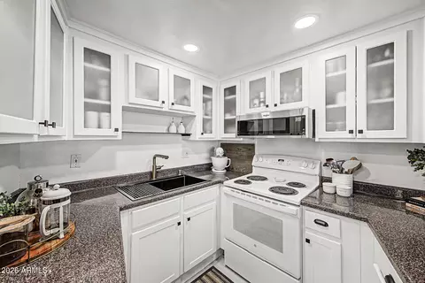 Kitchen - 385 W Pierson St #E6, Phoenix, AZ 85013 photo 1 of 3