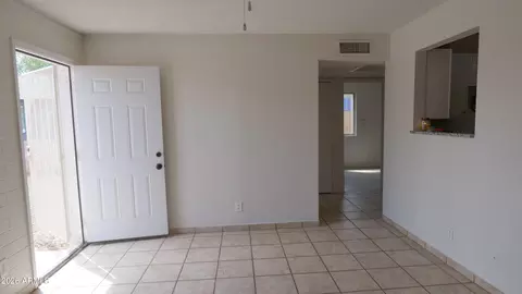 Living - 2520 E Chipman Rd, Phoenix, AZ 85040 photo 1 of 2