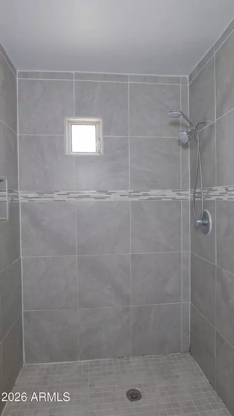 Bath - 2520 E Chipman Rd, Phoenix, AZ 85040 photo 1 of 3