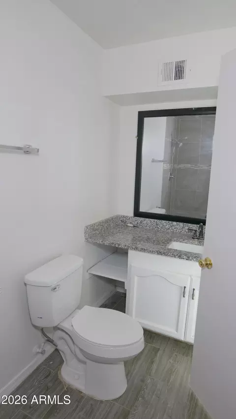 Bath - 2520 E Chipman Rd, Phoenix, AZ 85040 photo 2 of 3