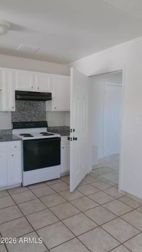 Kitchen - 2520 E Chipman Rd, Phoenix, AZ 85040 photo 1 of 2