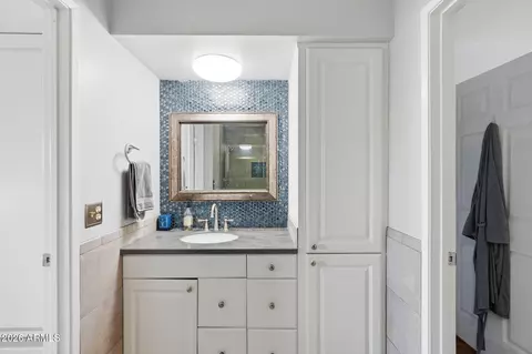 Bath - 5525 E Thomas Rd #R16, Phoenix, AZ 85018 photo 1 of 2