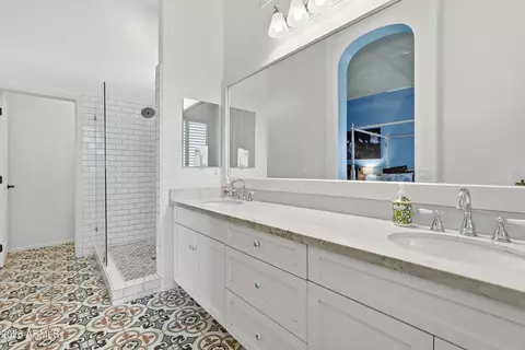 Bath - 8312 E Jensen Cir, Mesa, AZ 85207 photo 2 of 5
