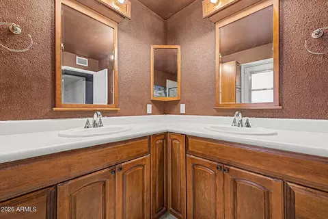 Bath - 3944 W Redfield Rd, Phoenix, AZ 85053 photo 1 of 3