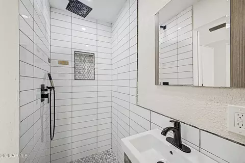 Bath - 2037 N Mitchell St, Phoenix, AZ 85006 photo 2 of 2