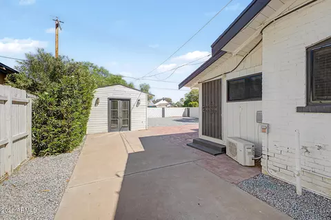 Exterior - 2037 N Mitchell St, Phoenix, AZ 85006 photo 3 of 10