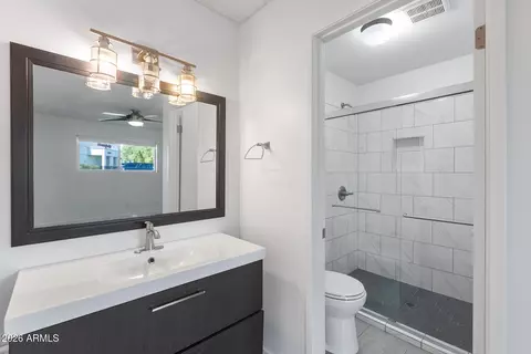 Bath - 5525 E Thomas Rd #C4, Phoenix, AZ 85018 photo 1 of 2