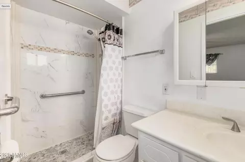Bath - 1178 S Ocotillo Dr, Apache Junction, AZ 85120 photo 1 of 2