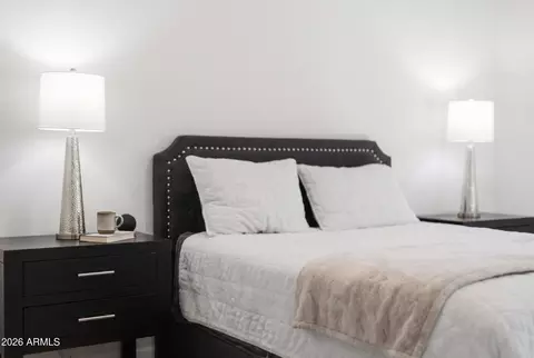 Bedroom - 6032 E Lone Cactus Dr, Phoenix, AZ 85054 photo 4 of 8