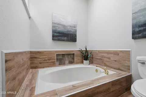 Bath - 4615 E Monte Way, Phoenix, AZ 85044 photo 2 of 5