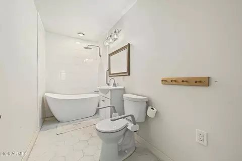 Bath - 4234 Earll Dr, Phoenix, AZ 85018 photo 4 of 4