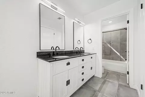 Bath - 1701 E Carter Rd, Phoenix, AZ 85042 photo 1 of 4