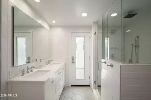 Bath - 2935 E Flower St, Phoenix, AZ 85016 photo 1 of 5