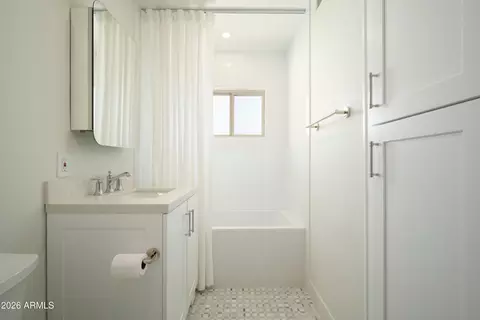 Bath - 2935 E Flower St, Phoenix, AZ 85016 photo 4 of 5
