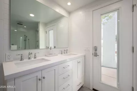 Bath - 2935 E Flower St, Phoenix, AZ 85016 photo 2 of 5