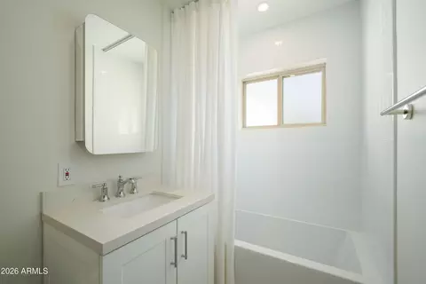 Bath - 2935 E Flower St, Phoenix, AZ 85016 photo 5 of 5