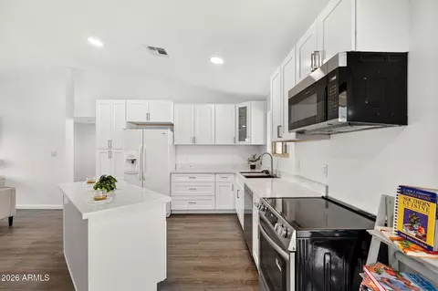 Kitchen - 2826 E Cactus Rd, Phoenix, AZ 85032 photo 4 of 5