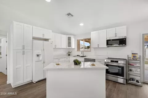 Kitchen - 2826 E Cactus Rd, Phoenix, AZ 85032 photo 3 of 5