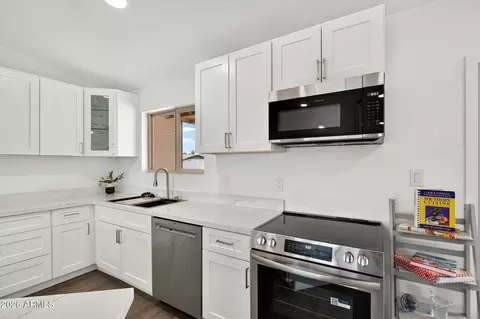 Kitchen - 2826 E Cactus Rd, Phoenix, AZ 85032 photo 5 of 5