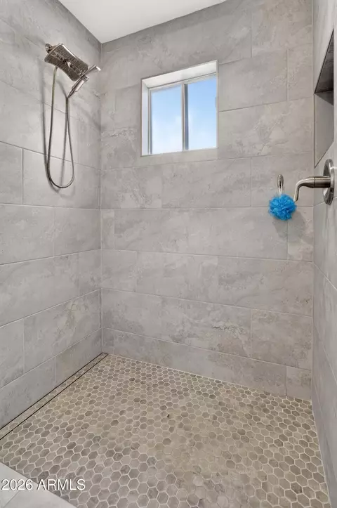 Bath - 2826 E Cactus Rd, Phoenix, AZ 85032 photo 3 of 5