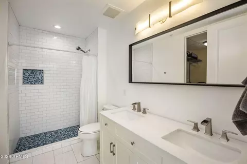Bath - 1 E Lexington Ave #1502, Phoenix, AZ 85012 photo 1 of 2