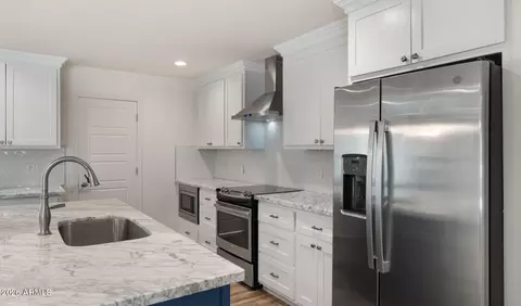 Kitchen - 2255 E Piestewa Peak Dr, Phoenix, AZ 85016 photo 2 of 3