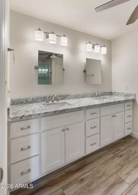 Bath - 2255 E Piestewa Peak Dr, Phoenix, AZ 85016 photo 4 of 5