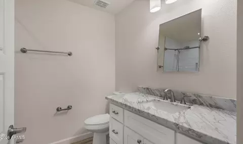 Bath - 2255 E Piestewa Peak Dr, Phoenix, AZ 85016 photo 2 of 5