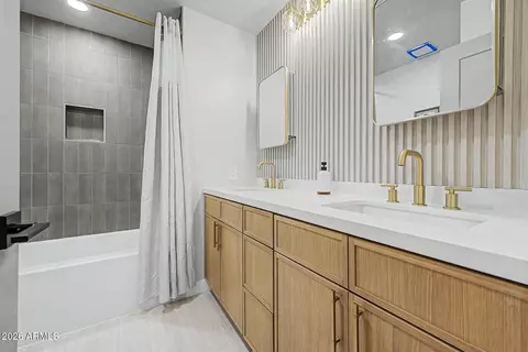 Bath - 2808 E Lupine Ave, Phoenix, AZ 85028 photo 3 of 4