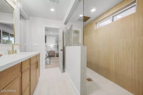 Bath - 2808 E Lupine Ave, Phoenix, AZ 85028 photo 2 of 4