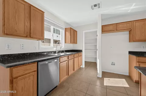 Kitchen - 2321 E Chanute Pass, Phoenix, AZ 85040 photo 2 of 3