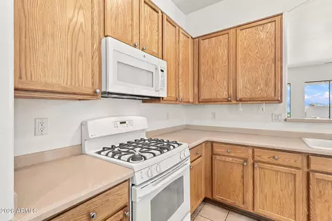 Kitchen - 9823 E Greenway St, Mesa, AZ 85207 photo 10 of 11