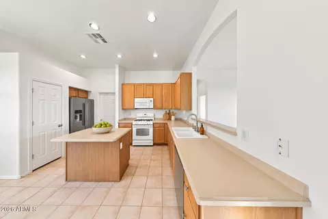 Kitchen - 9823 E Greenway St, Mesa, AZ 85207 photo 11 of 11