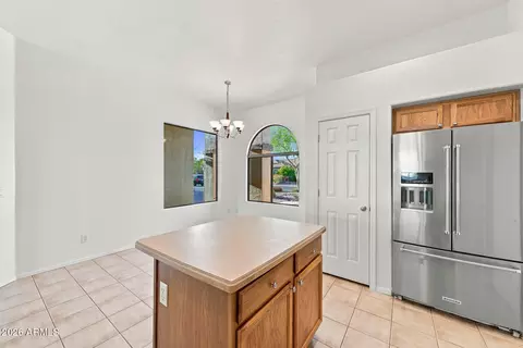 Kitchen - 9823 E Greenway St, Mesa, AZ 85207 photo 7 of 11