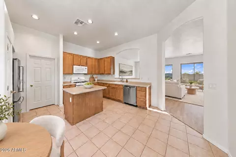 Kitchen - 9823 E Greenway St, Mesa, AZ 85207 photo 4 of 11