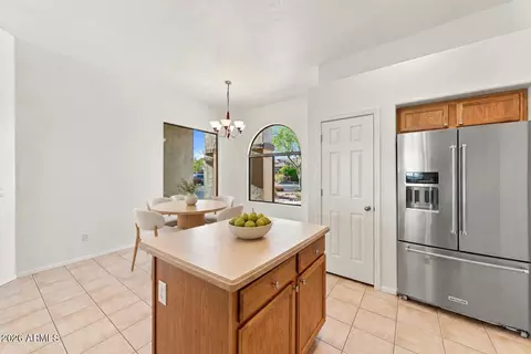 Kitchen - 9823 E Greenway St, Mesa, AZ 85207 photo 6 of 11