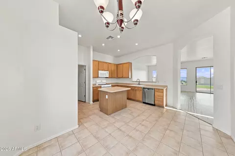 Kitchen - 9823 E Greenway St, Mesa, AZ 85207 photo 3 of 11