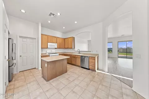 Kitchen - 9823 E Greenway St, Mesa, AZ 85207 photo 5 of 11