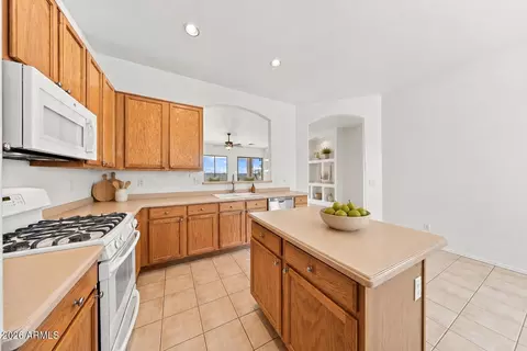 Kitchen - 9823 E Greenway St, Mesa, AZ 85207 photo 9 of 11