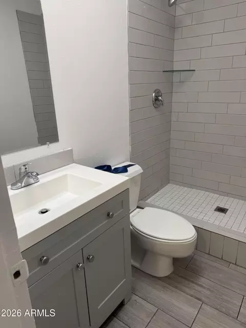 Bath - 6812 N 35th Ave #A, Phoenix, AZ 85017 photo 1 of 1