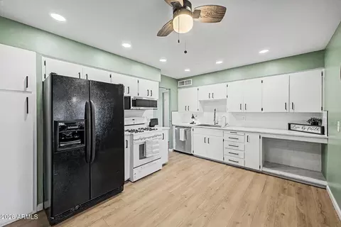 Kitchen - 2045 W Cholla St, Phoenix, AZ 85029 photo 4 of 5