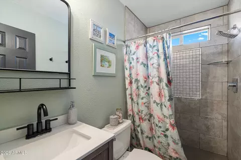 Bath - 3020 E Larkspur Dr, Phoenix, AZ 85032 photo 2 of 2