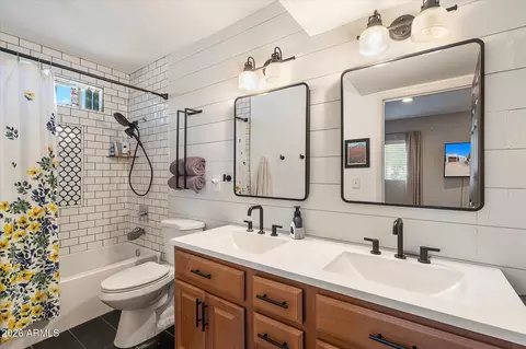 Bath - 3020 E Larkspur Dr, Phoenix, AZ 85032 photo 1 of 2
