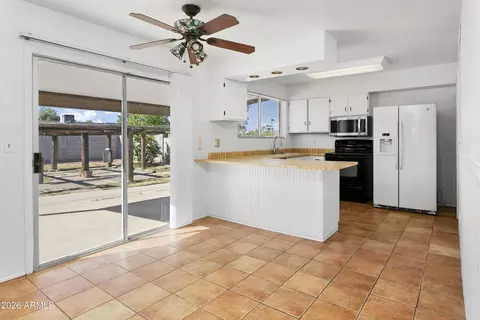 Kitchen - 841 E Paradise Ln, Phoenix, AZ 85022 photo 1 of 4