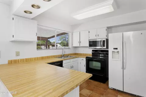 Kitchen - 841 E Paradise Ln, Phoenix, AZ 85022 photo 3 of 4