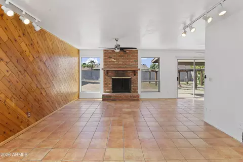Living - 841 E Paradise Ln, Phoenix, AZ 85022 photo 1 of 5
