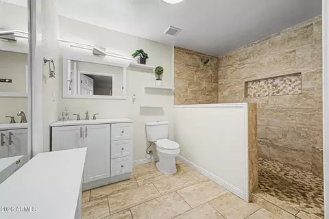 Bath - 4657 N 79th Dr, Phoenix, AZ 85033 photo 1 of 2